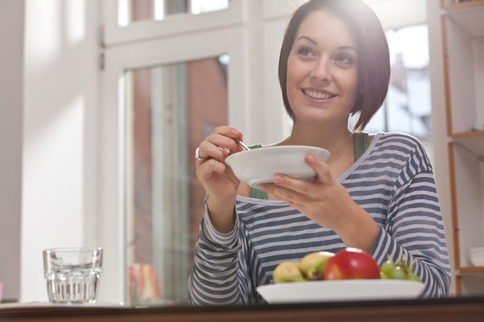スープを飲んでいる女性のイメージ
