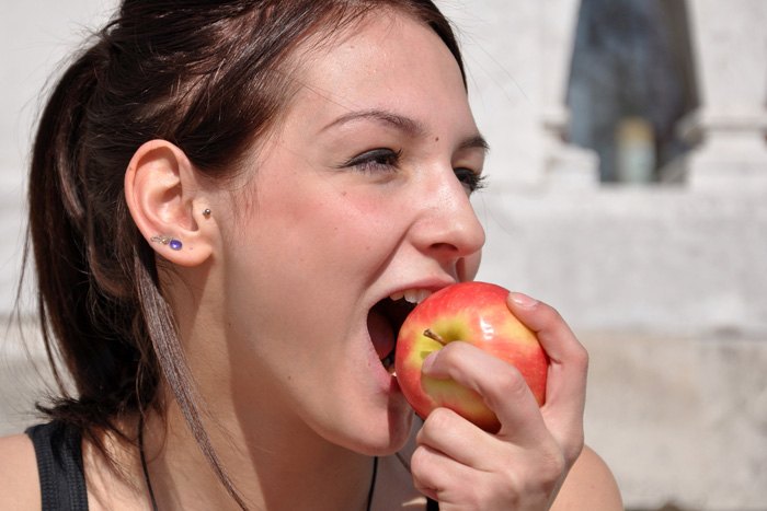 りんごを食べるイメージ