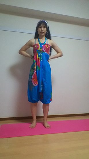 手で肋骨を寄せるイメージ