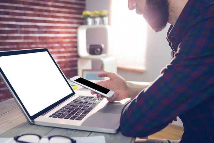 連絡を見る男性のイメージ