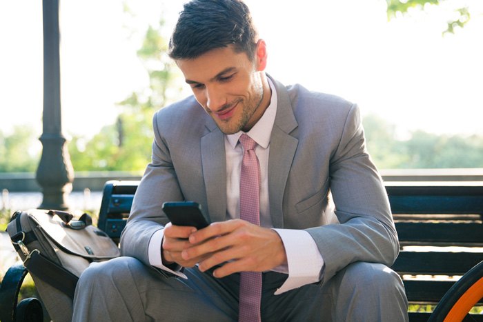 連絡を受け取った男性のイメージ