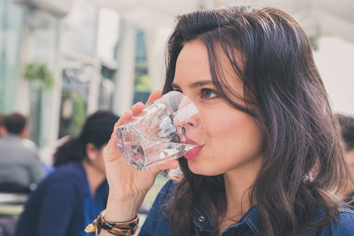 水を飲むイメージ