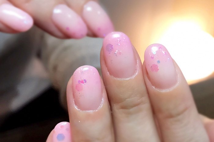 ホログラムを埋め込んだネイルのイメージ