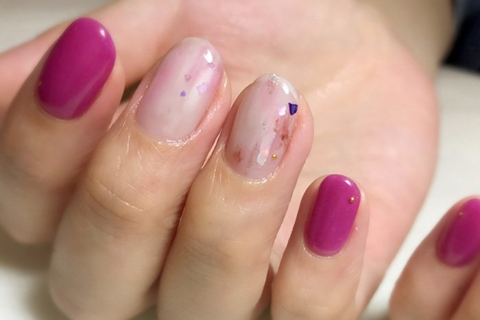 砕いたシェルを使ったネイルイメージ