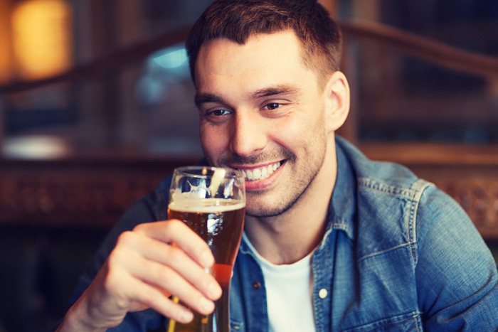 お酒を飲んだ男性のイメージ