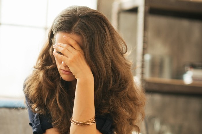 失敗に悩む女性のイメージ