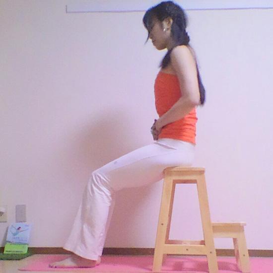 お腹を凹ませ、足腰や背中の張りを取り、O脚を予防するエクササイズ