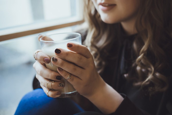飲み物を飲む女性