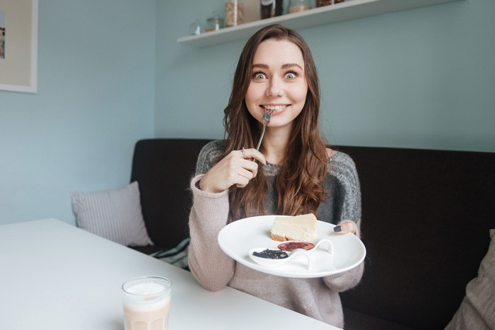 食べ過ぎはデブと老けの元！食べ過ぎを招くNG習慣4つ