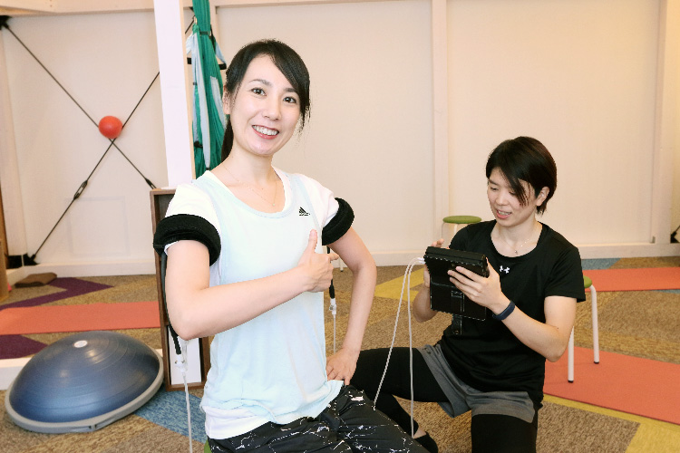 加圧トレーニングの専用器具を装着している様子