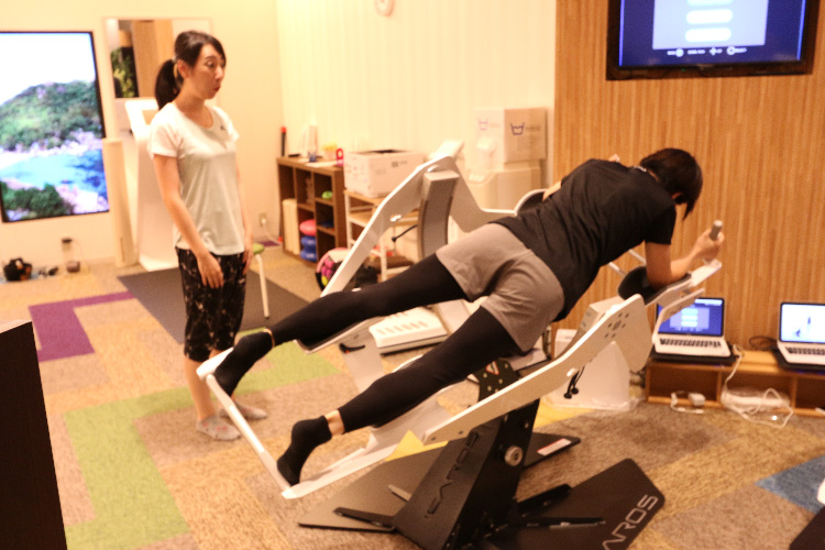 パーソナルトレーナーの佐藤さんがVRイカロスの見本を披露している様子