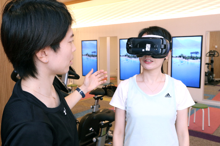VRヘッドセットを装着している様子