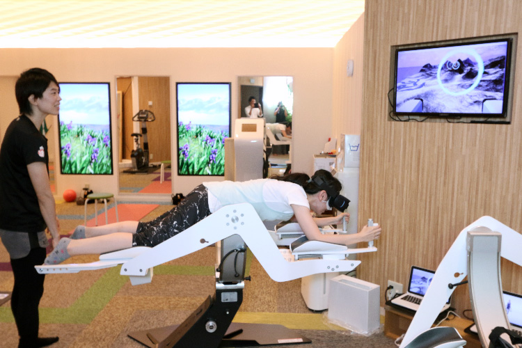 VRイカロスを体験している様子