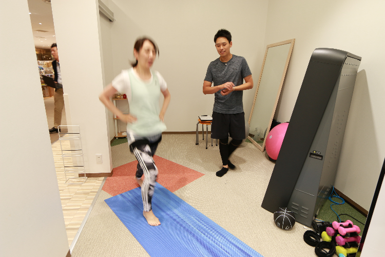 スマートトレーナーのトレーングをを行っている東さん