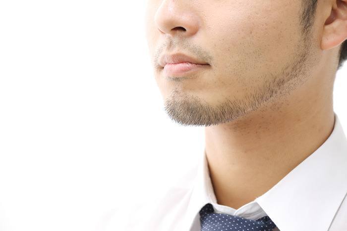 頬がすっとした逆三角形の輪郭の男性