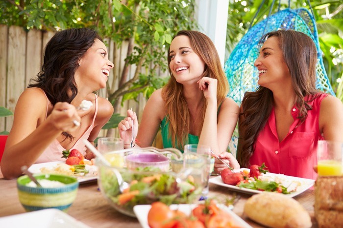 色鮮やかな食卓を楽しんでいる女性たちのイメージ