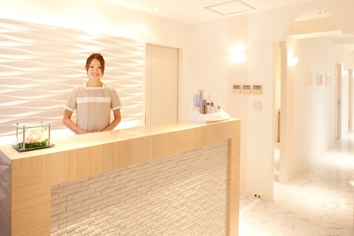 新宿クレアクリニックの内観とスタッフのイメージ