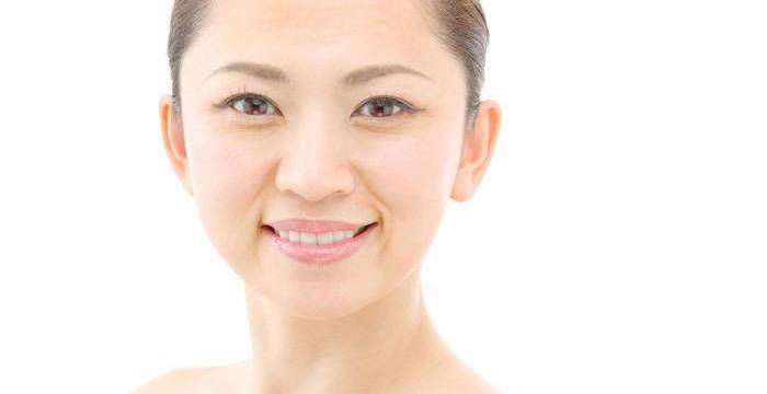顔にシワの加工を施した女性のイメージ