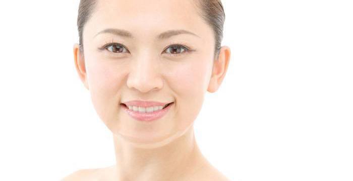 顔にたるみの加工を施した女性のイメージ