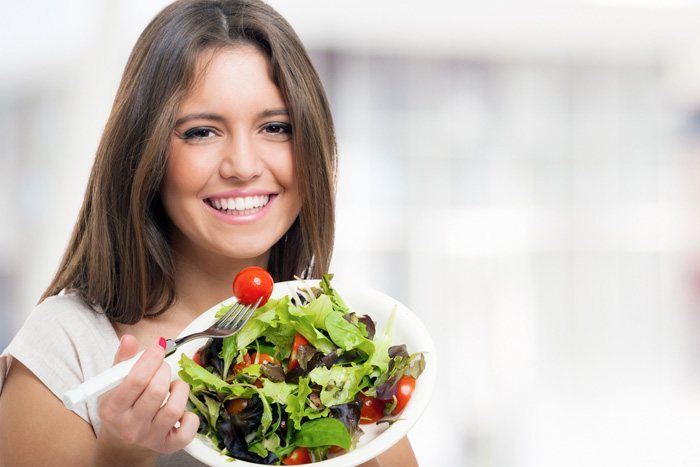 サラダを食べている女性のイメージ
