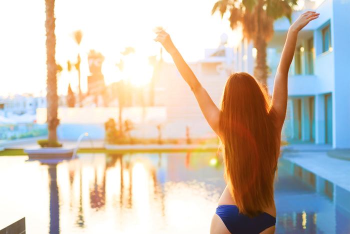 ビキニ姿で夏を満喫している女性のイメージ