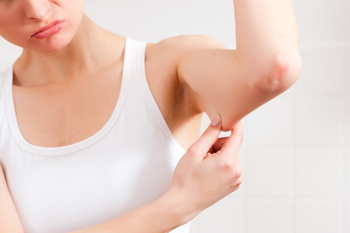 女性が二の腕のエクササイズをしているイメージ