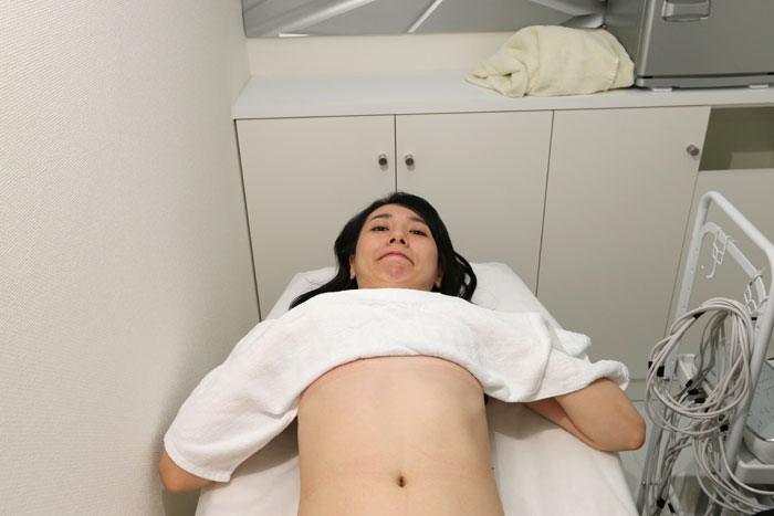 施術室のベッドに仰向けになる東さん