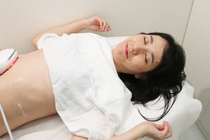 施術を受けながら気持ちよくて寝ている東さん