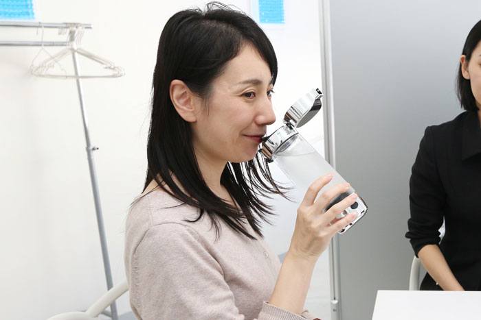 アクアシリオンタンブラーで抗酸化水を飲む東さん