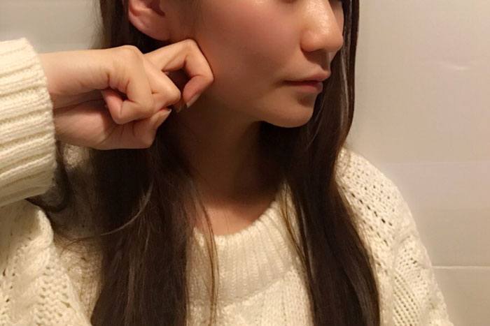 顎から耳下にかけて押し上げるように右上に移動させているイメージ