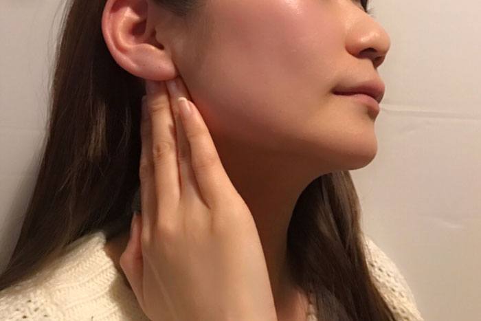 右手の平を耳下にあてているイメージ