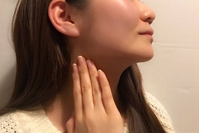 人差し指、中指、薬指の腹をつかって耳下から鎖骨にかけて撫で下ろしているイメージ