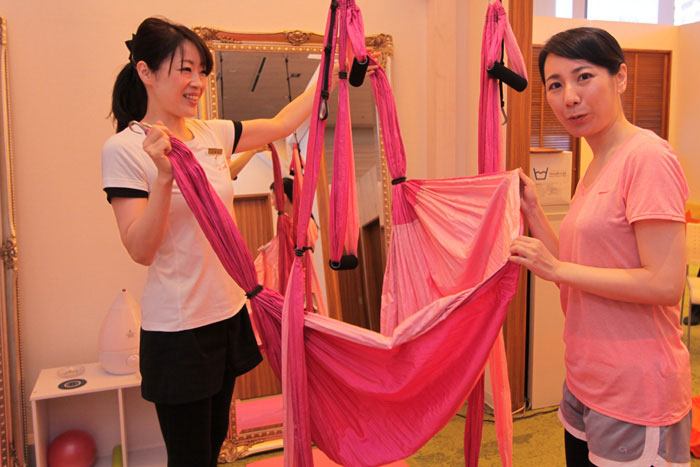 シルクサスペンションを体験している東さん