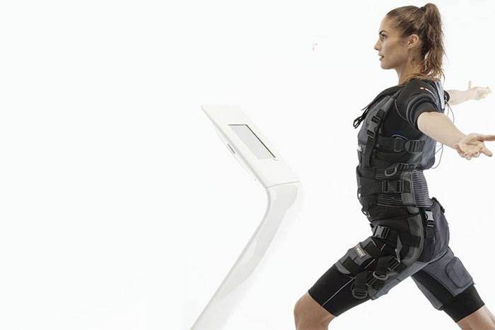 X BODYを行っている女性のイメージ