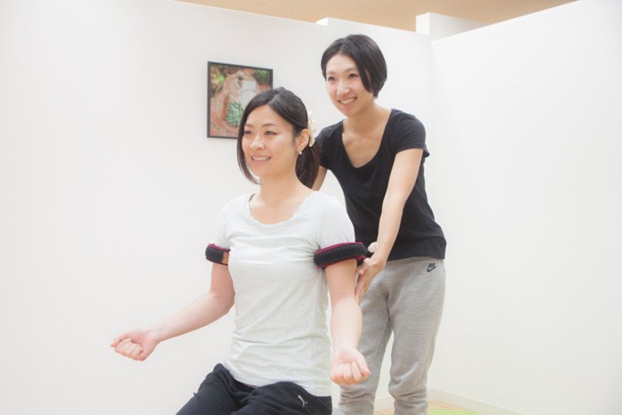加圧トレーニングを行っている女性のイメージ