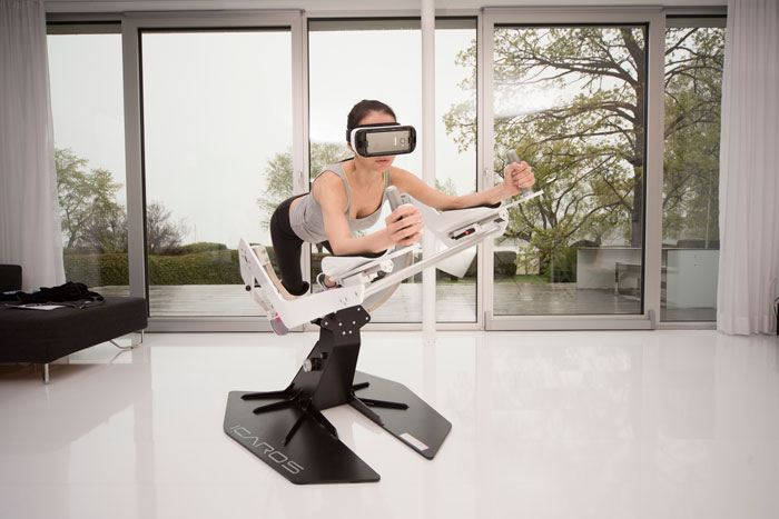 VRイカロスを行っている女性のイメージ