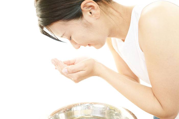 毛穴が気になったら!「塩洗顔」の方法と効果について